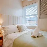 Holiday home 3 Bed | Walk To Convention Centre | Parking