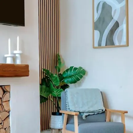 Townhouse, Stylish 3-bed, Parking And Wifi *