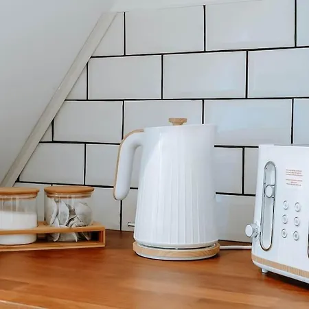 Townhouse, Stylish 3-bed, Parking And Wifi 펜션 *