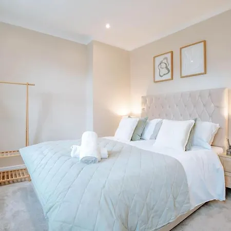 Newly Refurbished 3 Bedroom Townhouse Free Parking * Harrogate