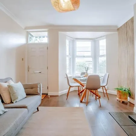 펜션 Townhouse, Stylish 3-bed, Parking And Wifi 해러게이트