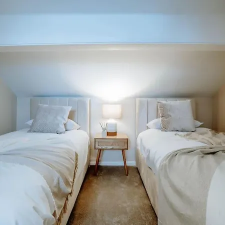 Townhouse, Stylish 3-bed, Parking And Wifi *