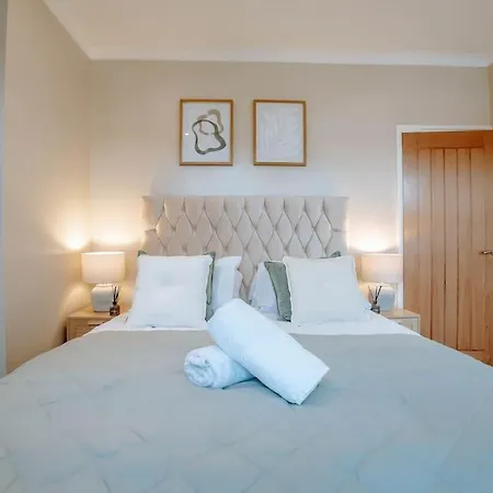 Hébergement de vacances Townhouse, Stylish 3-bed, Parking And Wifi