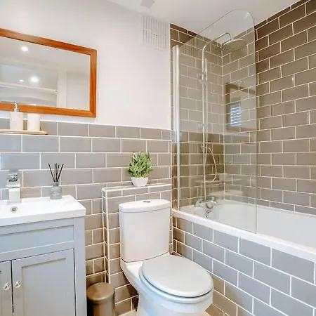 Holiday home Newly Refurbished 3 Bedroom Townhouse Free Parking