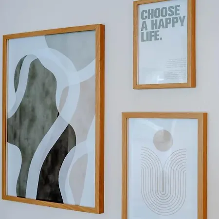 Townhouse, Stylish 3-bed, Parking And Wifi 펜션 *