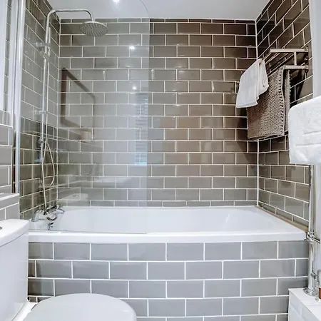 Townhouse, Stylish 3-bed, Parking And Wifi 펜션 해러게이트