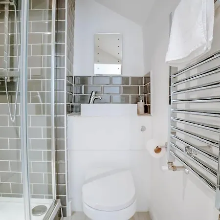 Holiday home Newly Refurbished 3 Bedroom Townhouse Free Parking