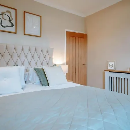 Townhouse, Stylish 3-bed, Parking And Wifi 해러게이트