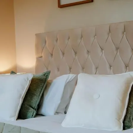 Hébergement de vacances Townhouse, Stylish 3-bed, Parking And Wifi