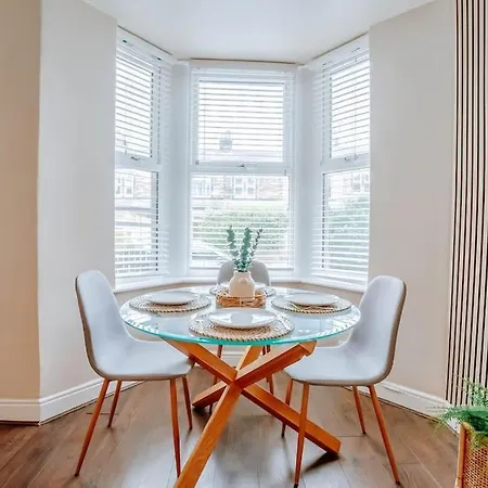 Townhouse, Stylish 3-bed, Parking And Wifi Hébergement de vacances