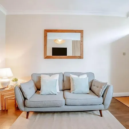 Townhouse, Stylish 3-bed, Parking And Wifi *