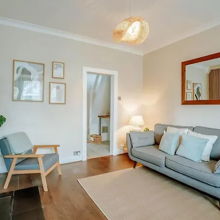 Newly Refurbished 3 Bedroom Townhouse Free Parking Holiday home *