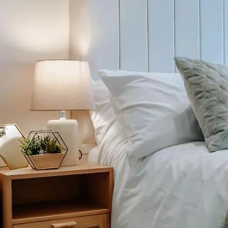 Townhouse, Stylish 3-bed, Parking And Wifi