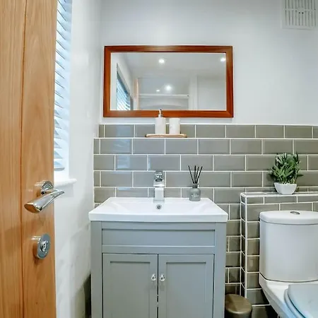 Townhouse, Stylish 3-bed, Parking And Wifi Hébergement de vacances