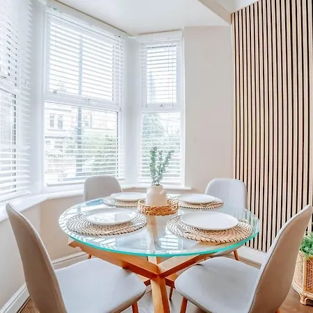 펜션 Townhouse, Stylish 3-bed, Parking And Wifi 해러게이트