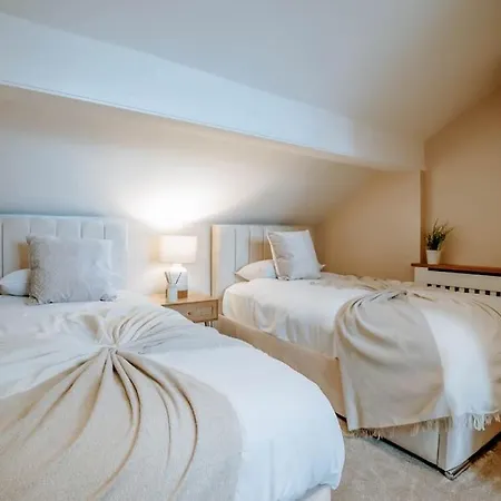 Townhouse, Stylish 3-bed, Parking And Wifi 펜션