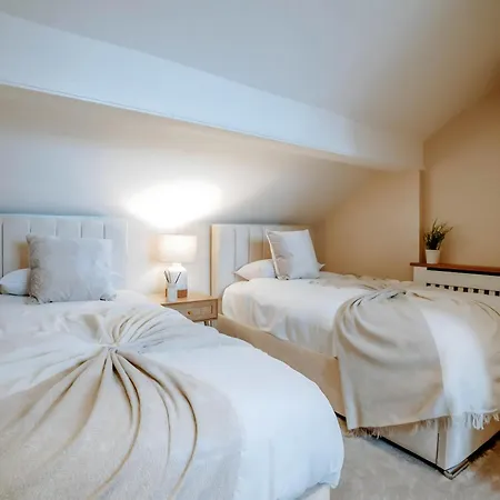 Townhouse, Stylish 3-bed, Parking And Wifi Hébergement de vacances