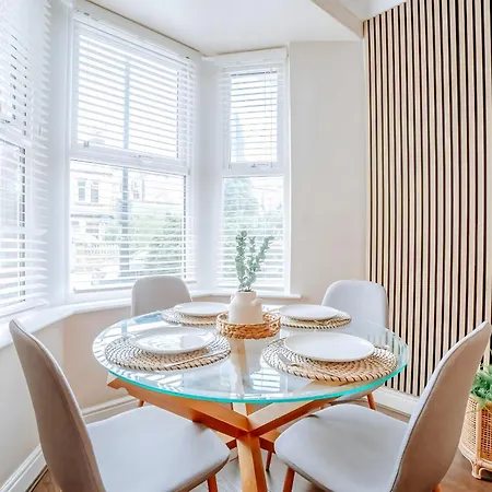 Townhouse, Stylish 3-bed, Parking And Wifi *