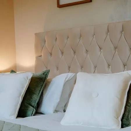 Townhouse, Stylish 3-bed, Parking And Wifi *