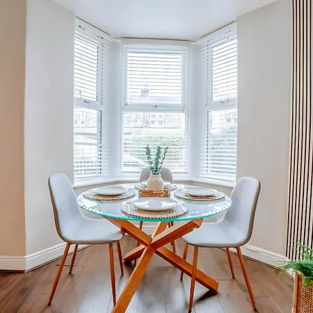 Hébergement de vacances Townhouse, Stylish 3-bed, Parking And Wifi *