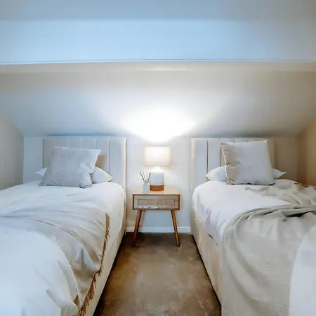 Townhouse, Stylish 3-bed, Parking And Wifi Hébergement de vacances