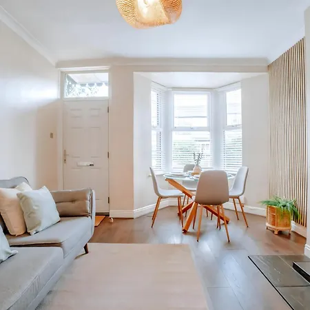 Hébergement de vacances Townhouse, Stylish 3-bed, Parking And Wifi *