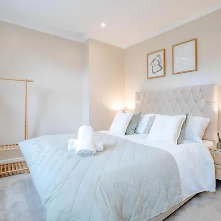 Townhouse, Stylish 3-bed, Parking And Wifi