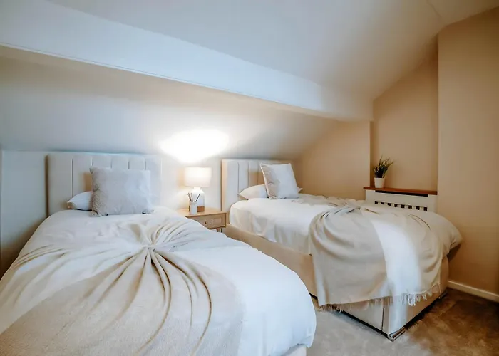 Townhouse, Stylish 3-bed, Parking And Wifi Casa de Férias