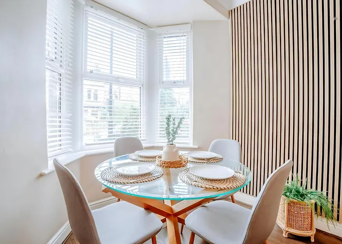 Townhouse, Stylish 3-bed, Parking And Wifi *