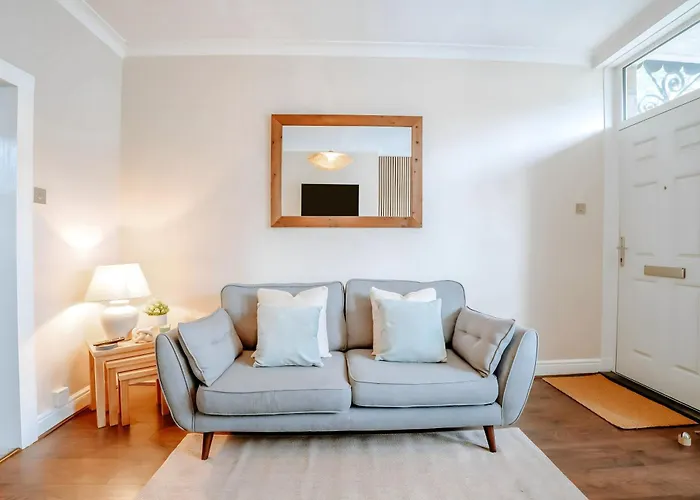 Townhouse, Stylish 3-bed, Parking And Wifi