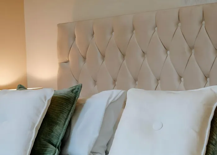 Townhouse, Stylish 3-bed, Parking And Wifi *