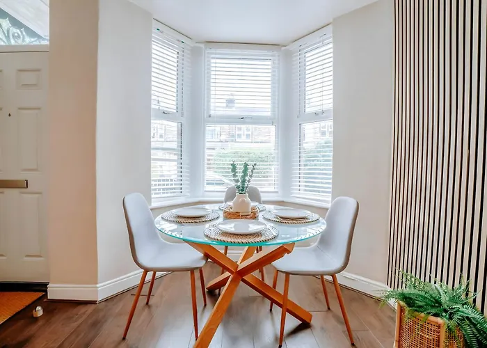 Casa de Férias Townhouse, Stylish 3-bed, Parking And Wifi *