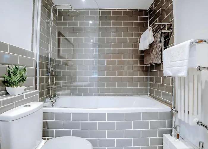 Casa de Férias Townhouse, Stylish 3-bed, Parking And Wifi *