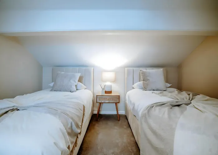 Townhouse, Stylish 3-bed, Parking And Wifi Casa de Férias