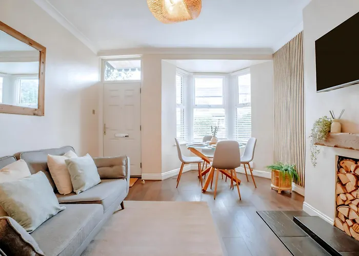 Casa de Férias Townhouse, Stylish 3-bed, Parking And Wifi *