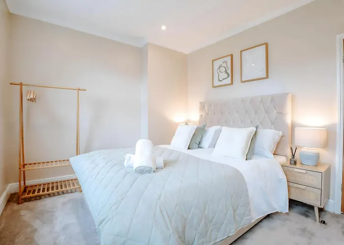 Townhouse, Stylish 3-bed, Parking And Wifi