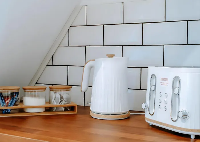 Townhouse, Stylish 3-bed, Parking And Wifi *