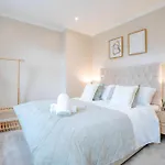 3 Bed | Walk To Convention Centre | Parking